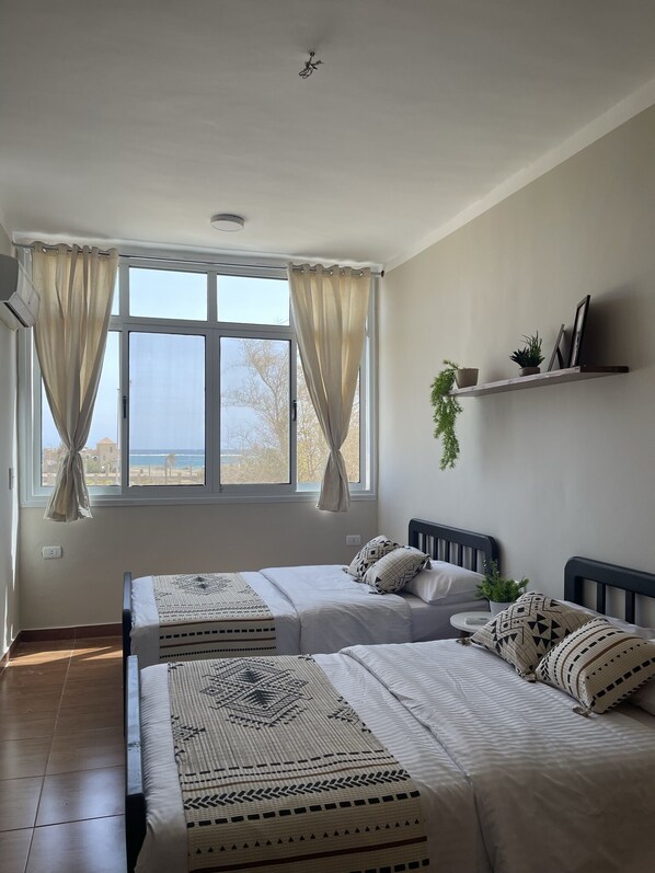Departamento familiar, 2 habitaciones, vista al mar | Cortinas blackout 