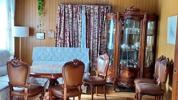 Family Townhome | Living area