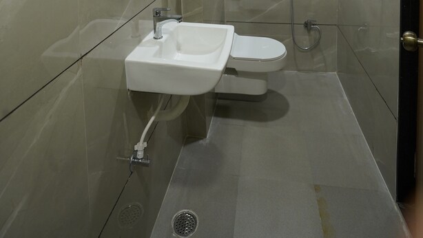 Ein modernes Badezimmer mit Waschbecken, Toilette und Dusche.