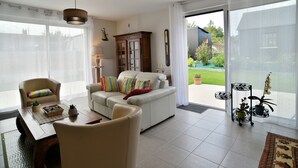 A living room with a sofa, armchairs, a coffee table, and a cabinet. - La Halte Cancalaise (Cancale)