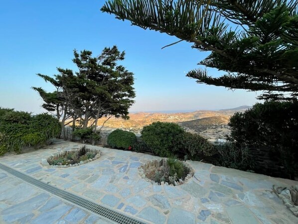 Property grounds - Amazing view at sea and near islands.10 min with car from downtownd and beaches (Συρος Επισκοπιό)