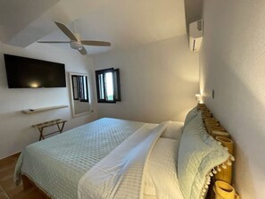 2 bedrooms, in-room safe, iron/ironing board, travel crib - Amazing view at sea and near islands.10 min with car from downtownd and beaches (Συρος Επισκοπιό)