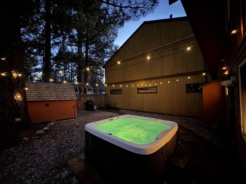 Modern Big Bear Cabin With Spa, BBQ & EV Charging On Site