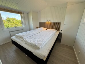 2 chambres, fer et planche à repasser, lit de bébé portatif