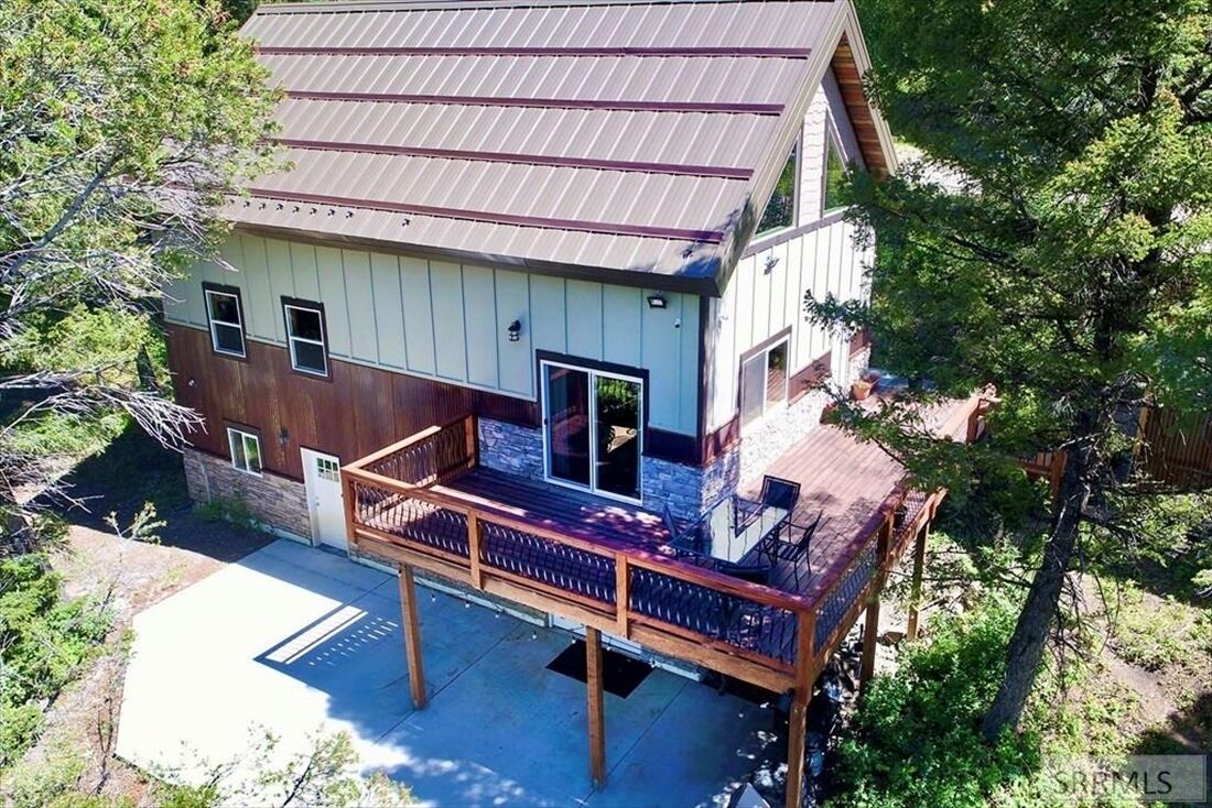 Two Top Stop - Newly built cabin, 16m from Yellowstone, across from Henry's Lake