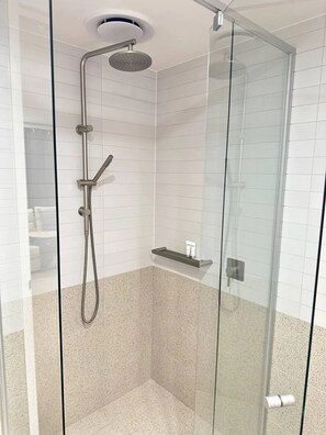 Shower, hair dryer, towels, soap - Cozy 2BR-2BA Rooftop Pool & BBQ, WiFi & Netflix (Dickson)
