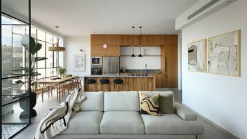 Leilighet | Oppholdsområde | En 40-tommers smart-TV med kabel-kanaler samt TV