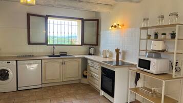 Een koelkast, een magnetron, een oven, een kookplaat