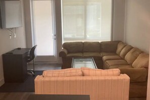 Living area - Luxury 1 Bedroom 1 Bathroom Unit - 5 min from SNA! (Irvine)