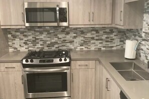 Private kitchen - Luxury 1 Bedroom 1 Bathroom Unit - 5 min from SNA! (Irvine)