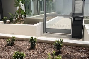 Exterior detail - Luxury 1 Bedroom 1 Bathroom Unit - 5 min from SNA! (Irvine)