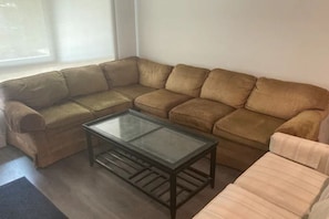 Living area - Luxury 1 Bedroom 1 Bathroom Unit - 5 min from SNA! (Irvine)