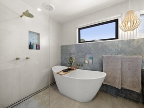 Articles de toilette écologiques, sèche-cheveux, serviettes fournies