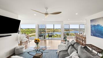 Smart-tv, een dvd-speler, boeken en een stereo