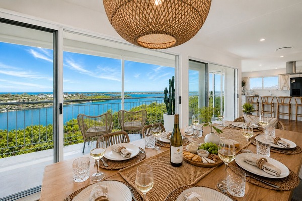 Dine with spectacular waterfront views from every seat in this light-filled coastal retreat.