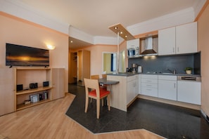 Réfrigérateur, micro-ondes, plaque de cuisson, lave-vaisselle
