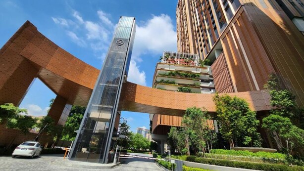 Un bâtiment moderne doté d’une tour de verre et d’une façade en briques.