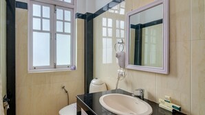 Un bagno con il water, un lavandino e uno specchio.