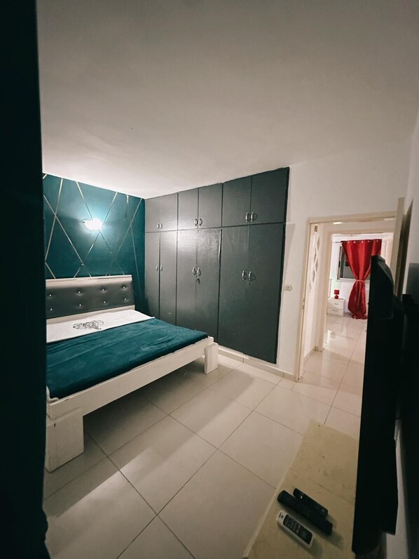 2 bedrooms, iron/ironing board, WiFi