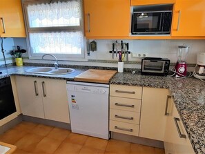 Een koelkast, een microgolfoven, een oven, een vaatwasser