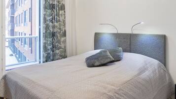 1 bedroom, desk, internet