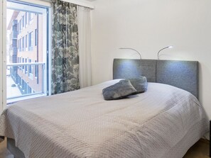 1 bedroom, desk, internet