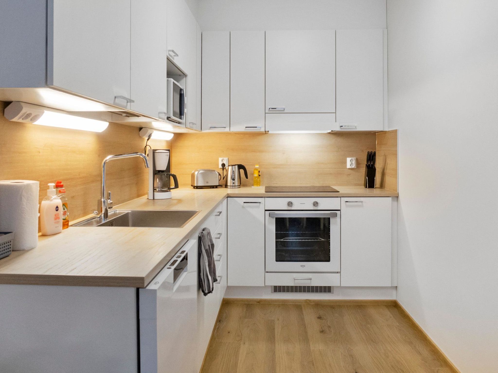 Fridge, microwave, dishwasher, cookware/dishes/utensils