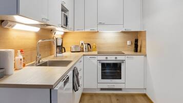 Fridge, microwave, dishwasher, cookware/dishes/utensils