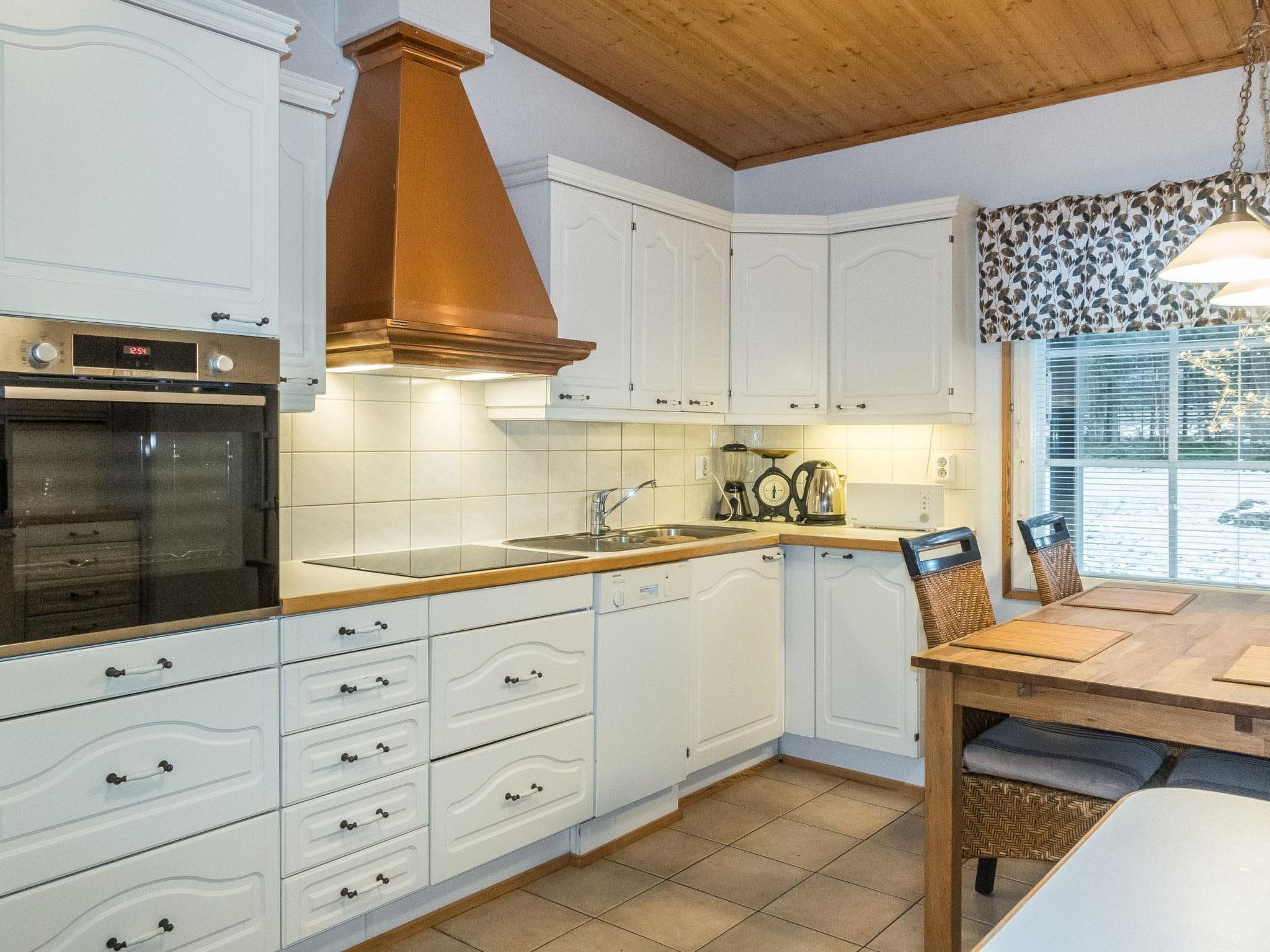 Kylskåp, mikrovågsugn, diskmaskin och grytor/köksredskap