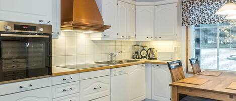 Fridge, microwave, dishwasher, cookware/dishes/utensils