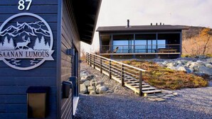 A lodge with a mountain and wildlife logo, number 87, and a view of the lake. - Saanan lumous by Interhome (Enontekiö)