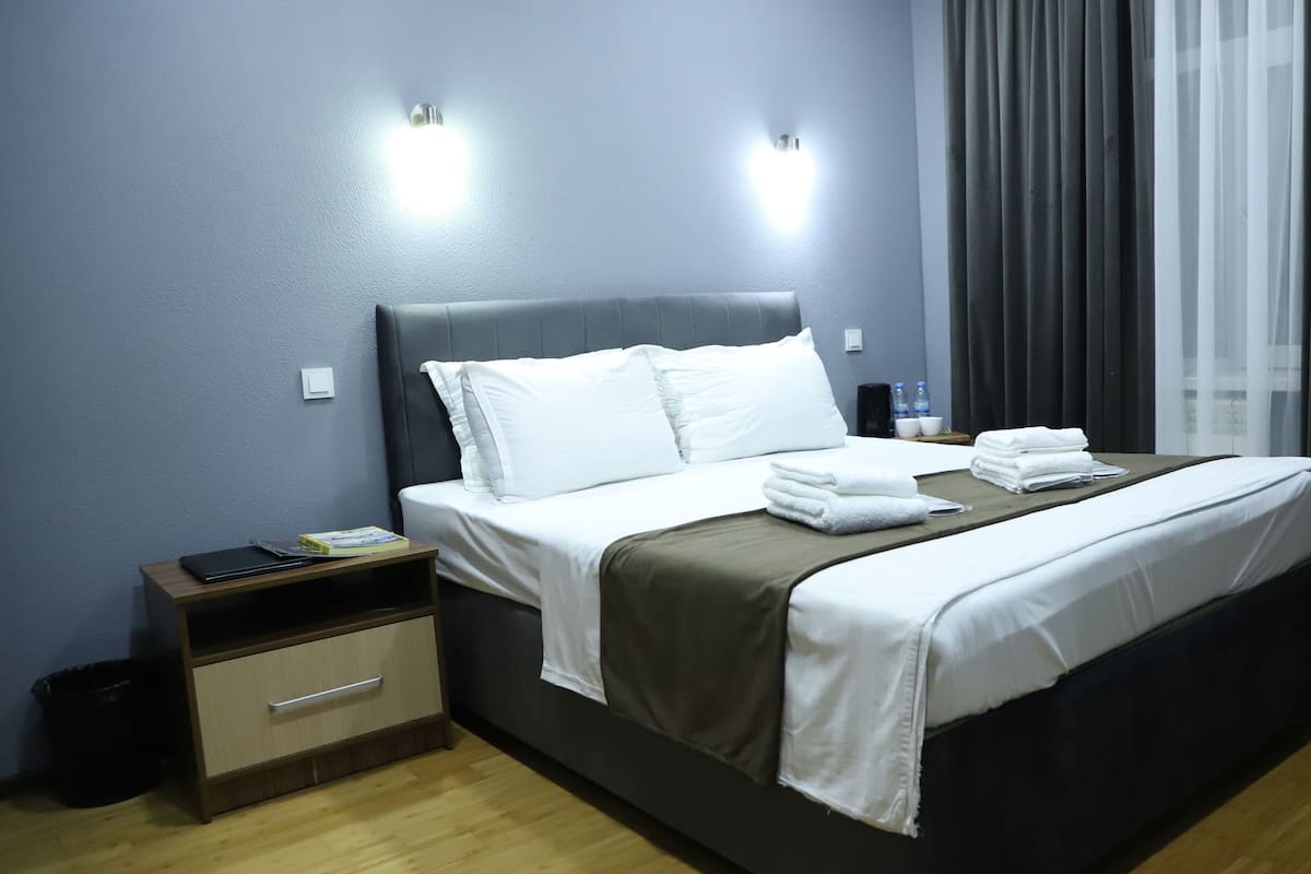 2 bedrooms, Egyptian cotton sheets, premium bedding, down comforters