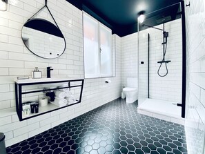 Suite Deluxe | Baño | Regadera, regadera tipo lluvia, amenidades de baño gratuitas