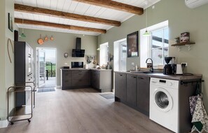 Fridge, microwave, stovetop, dishwasher - Lovely home in Fejø with WiFi (Fejø)