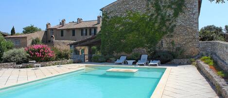 Una piscina al aire libre