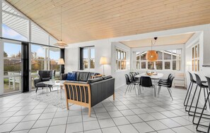 Fireplace - 4 bedroom amazing home in Humble (Humble)