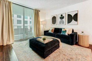 TV, table tennis - Elegant 1BR with Oversized Balcony and Bay View (Miami)