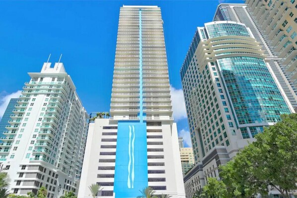 Exterior - Elegant 1BR with Oversized Balcony and Bay View (Miami)