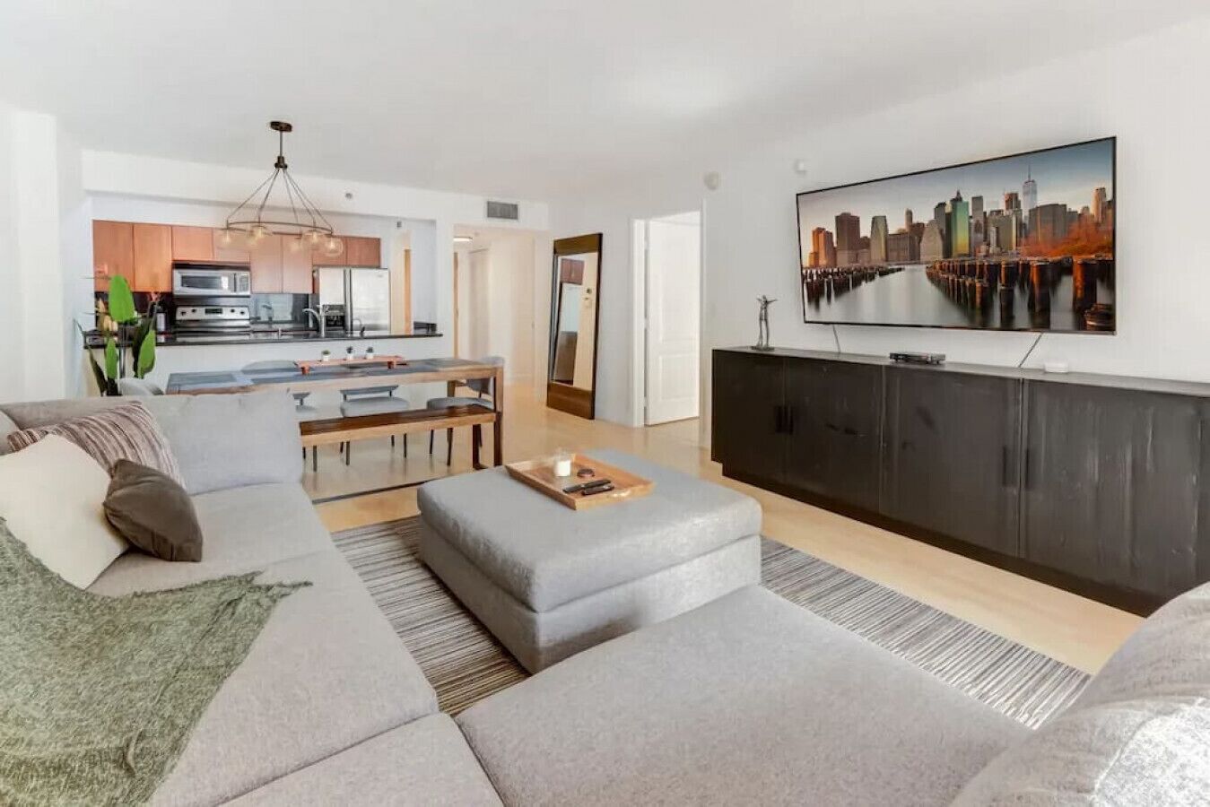Luxe 1BR APT with balcony bay view pool gym parking