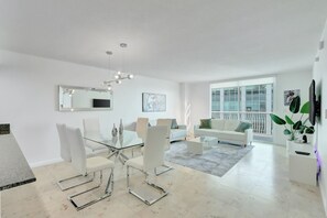 Smart TV, table tennis