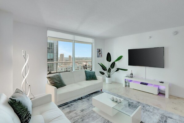 Smart TV, table tennis