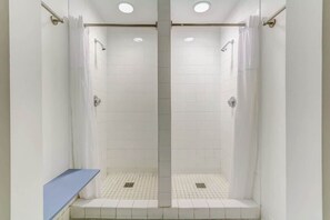 Dusche, Haartrockner, Handtücher, Shampoo