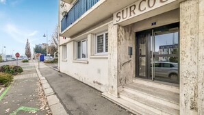 A building with a sign reading "SURCOUP" and a visible entrance. - Nice apartment in Redon with WiFi (Redon)