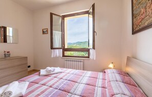 2 bedrooms, travel crib, free WiFi