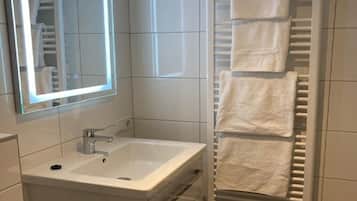 Ducha, secador de pelo, toallas, papel higiénico
