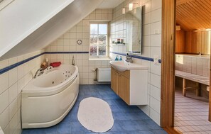 Combined shower/tub