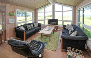 TV, fireplace - Stunning home in Samsø with WiFi (Samsø)
