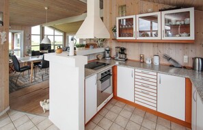 Fridge, oven, stovetop, dishwasher - Stunning home in Samsø with WiFi (Samsø)