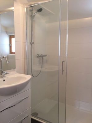 Shower, hair dryer, towels - Apartment near Arlberg ski area - WiFi (Wald am Arlberg)