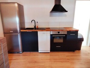 Fridge, microwave, oven, stovetop - 3-bedroom apartment with spacious living room, reading area and fully-equipped kitchen. (Trévenans)